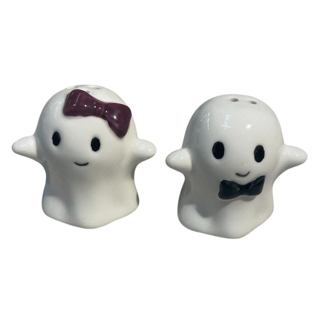 CRACKER BARREL HALLOWEEN GHOSTS MINI SALT & PEPPER SHAKERS. New 2026 - SP009